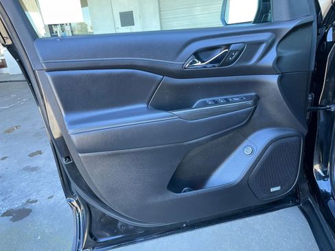 Used 2023 GMC Acadia SLT image 18