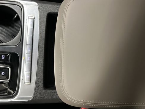 Used 2025 Kia Carnival EX FWD image 19