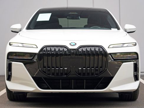 Used 2023 BMW 740i w/ Parking Assistance Package RWD image 7