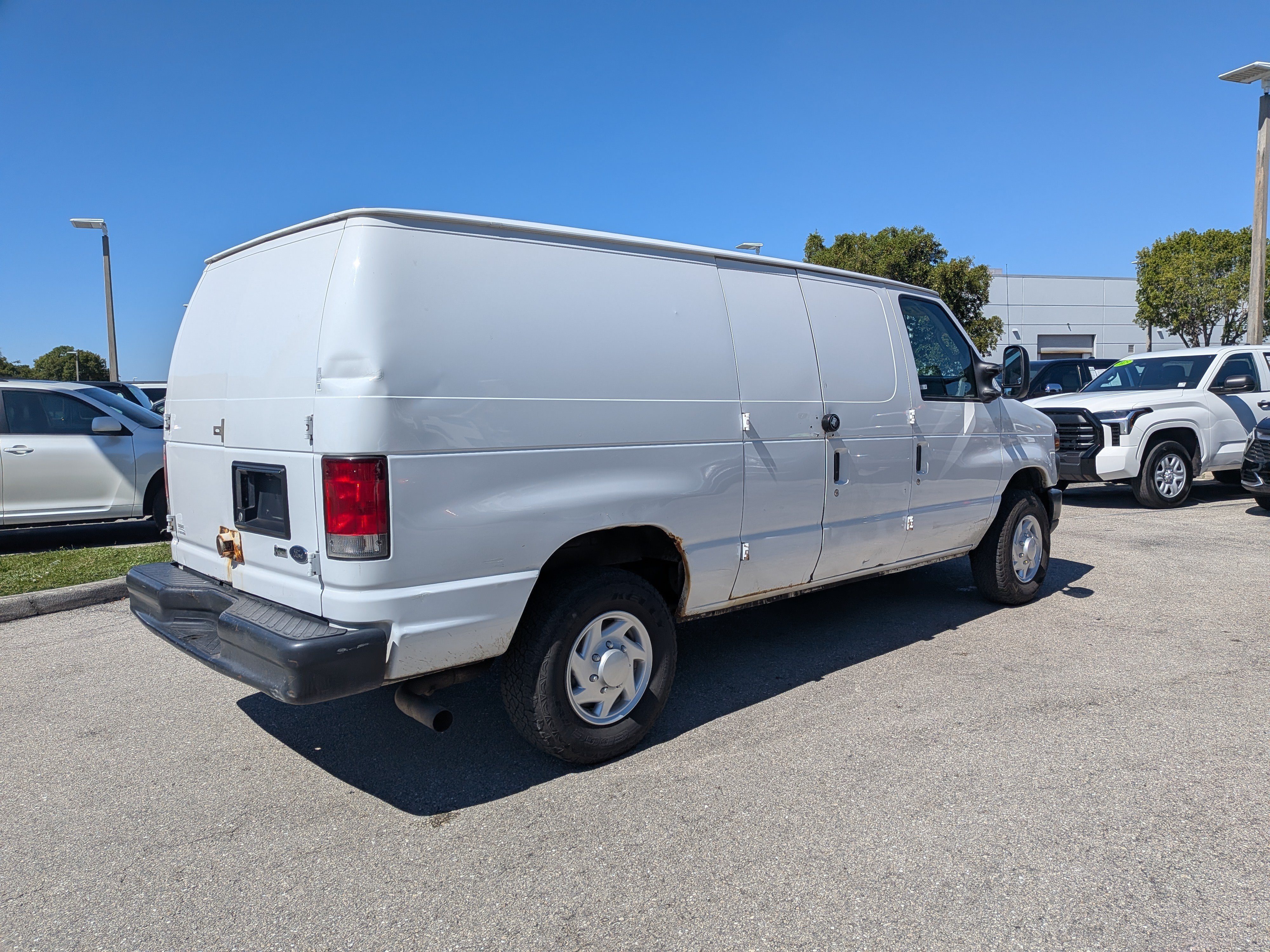 Used 2014 Ford E-350 and Econoline 350 Super Duty RWD image 4