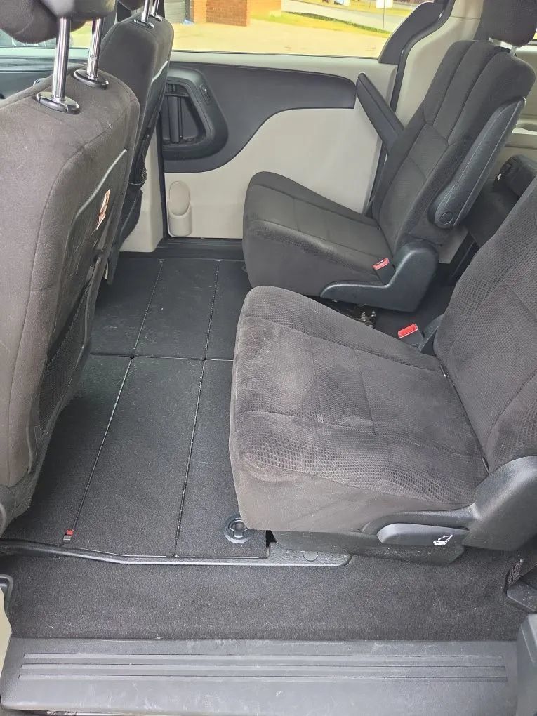 Used 2012 Dodge Grand Caravan SE FWD image 17