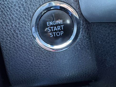 Used 2017 Toyota Highlander SE image 18