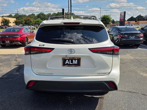 Used 2021 Toyota Highlander LE AWD/4WD image 11