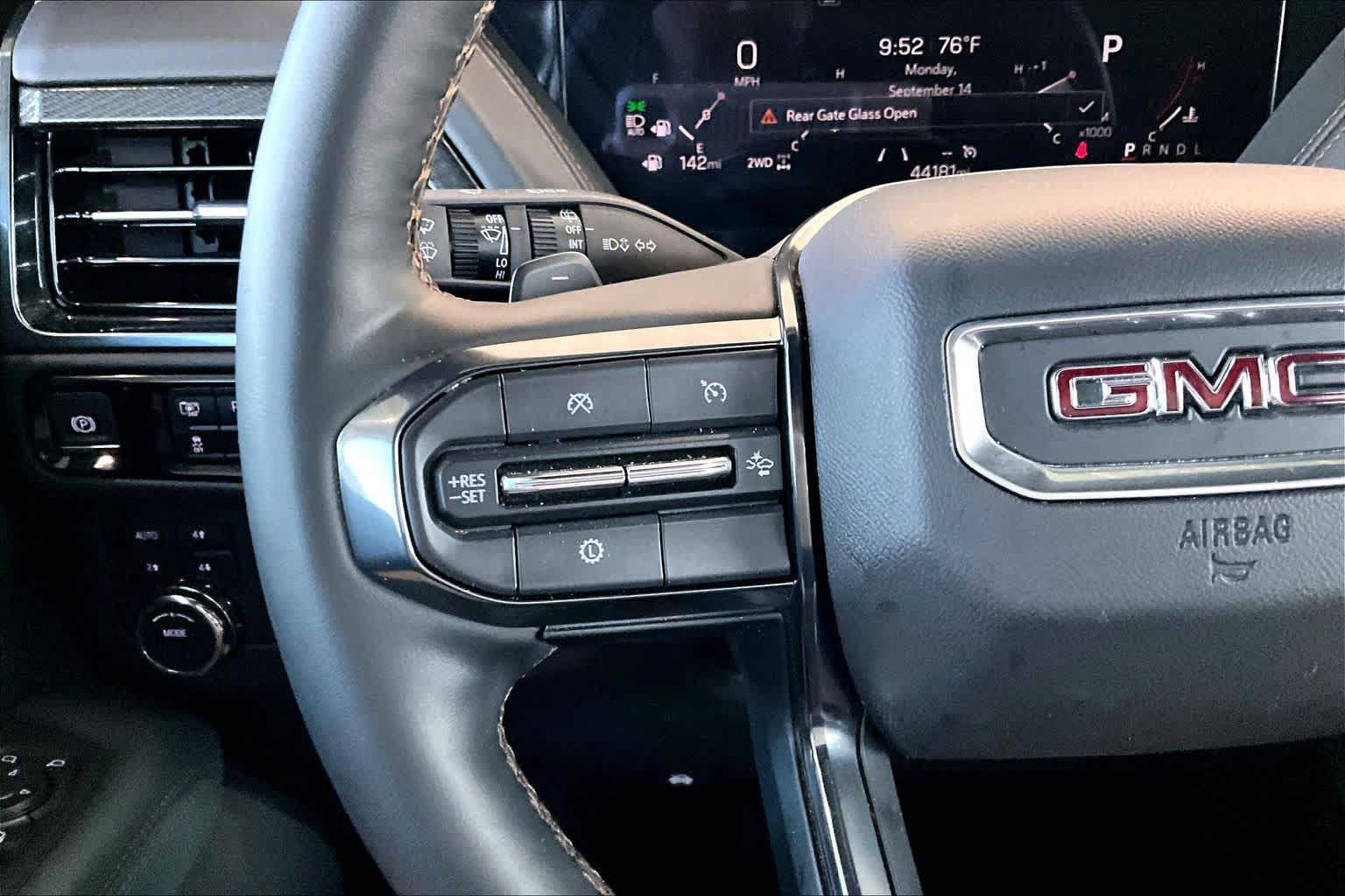 Used 2025 GMC Yukon XL AT4 w/ AT4 Premium Package AWD/4WD image 24