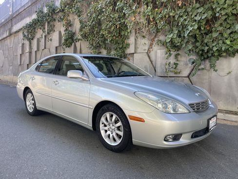 Used 2004 Lexus ES 330 w/ Premium Pkg FWD image 2