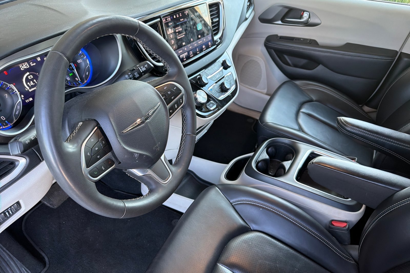 Used 2023 Chrysler Pacifica Touring-L FWD image 12