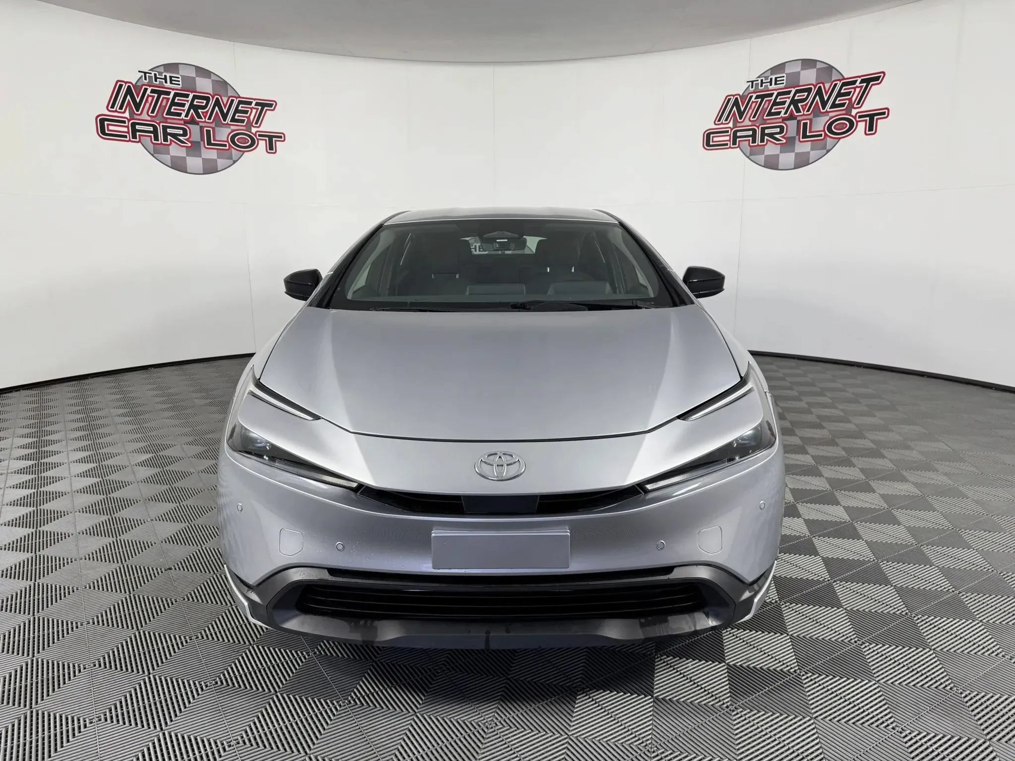 Used 2025 Toyota Prius LE AWD/4WD image 2