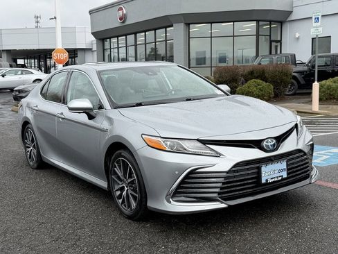 Used 2021 Toyota Camry XLE w/ Navigation Upgrade Package image 2