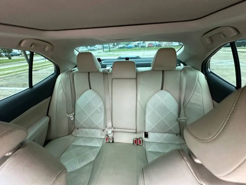 Used 2018 Toyota Camry XLE FWD image 13