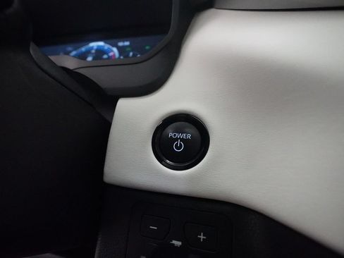 Used 2025 Toyota Sequoia Capstone AWD/4WD image 31
