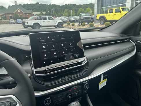 Used 2023 Jeep Compass Limited image 35