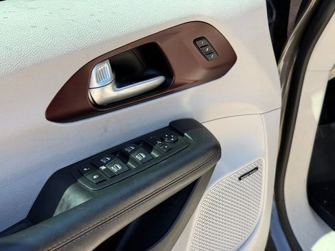 Used 2017 Chrysler Pacifica Limited image 10