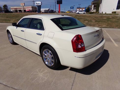Used 2010 Chrysler 300 Touring RWD image 28