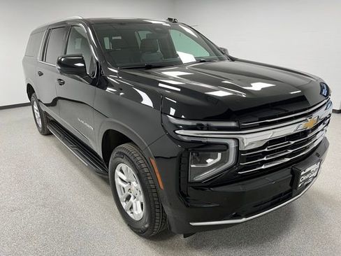 Used 2025 Chevrolet Suburban LT w/ Comfort Package image 2