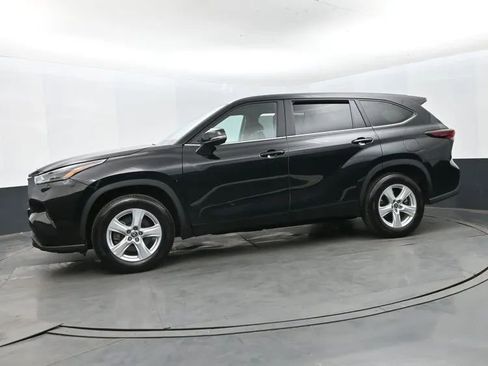 Used 2025 Toyota Highlander LE FWD image 5
