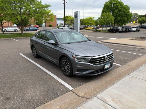 Used 2019 Volkswagen Jetta SE FWD image 2