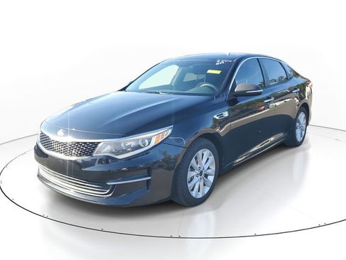Used 2017 Kia Optima LX image 3