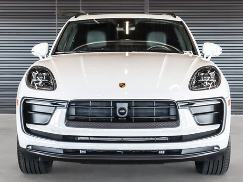 Certified 2022 Porsche Macan image 8