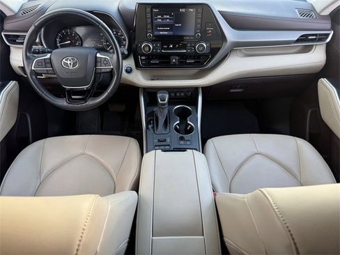 Used 2021 Toyota Highlander XLE image 10