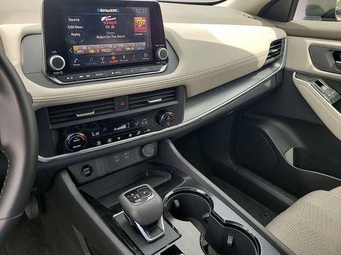 Used 2025 Nissan Rogue SV FWD image 20