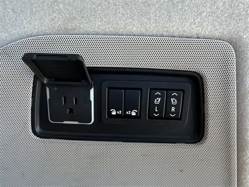 Used 2021 Cadillac Escalade Sport Platinum w/ LPO, ONYX Package image 13