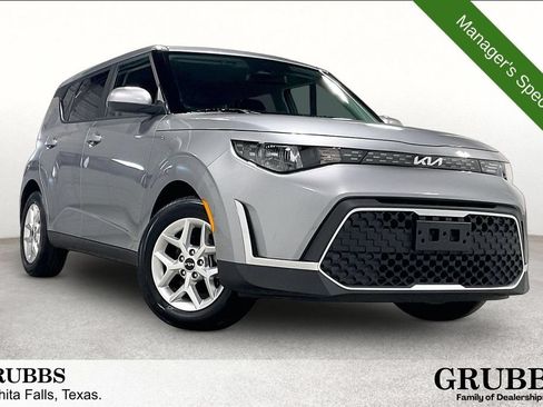 Used 2025 Kia Soul LX FWD image 1