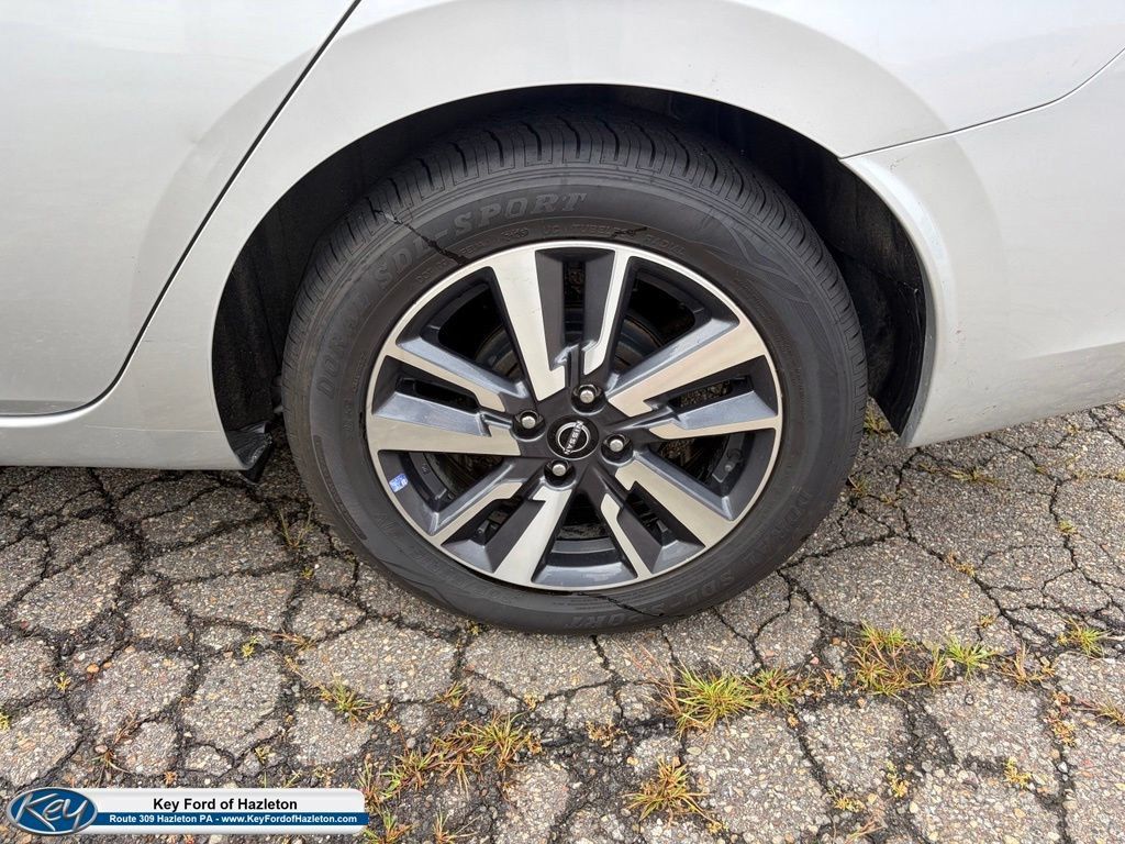 Used 2024 Nissan Versa SV FWD image 9