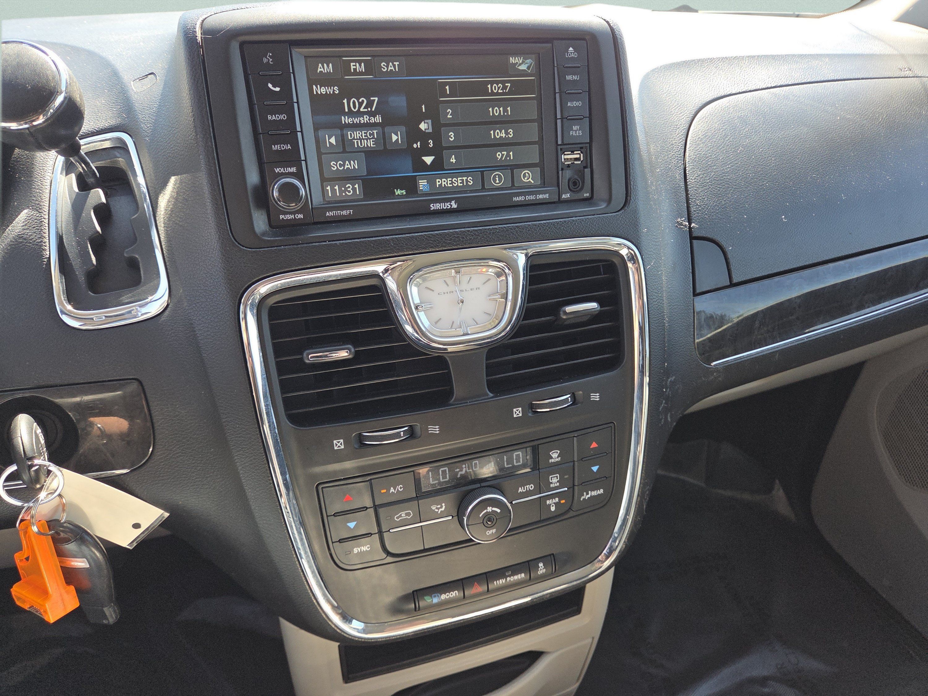 Used 2015 Chrysler Town & Country Touring FWD image 33