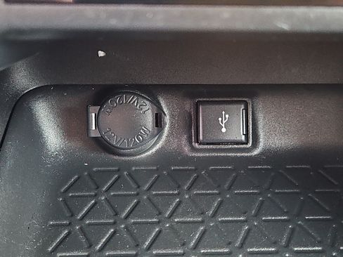 Used 2022 Toyota RAV4 LE AWD/4WD image 9
