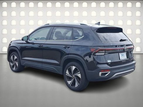 Used 2025 Volkswagen Taos SE w/ Panoramic Sunroof Package AWD/4WD image 4