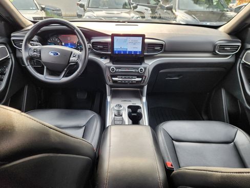 Used 2020 Ford Explorer XLT w/ Equipment Group 202A image 8