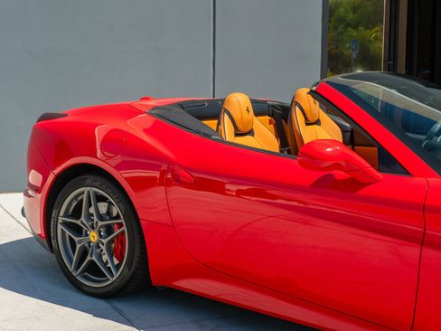 Used 2017 Ferrari California T image 34