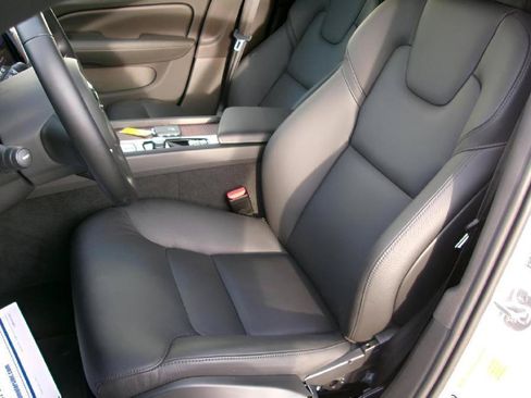Used 2025 Volvo V60 B5 Cross Country Plus AWD/4WD image 13