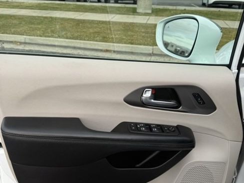 Used 2019 Chrysler Pacifica Limited image 14