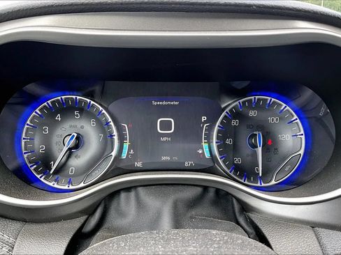 Used 2024 Chrysler Pacifica Touring-L FWD image 12