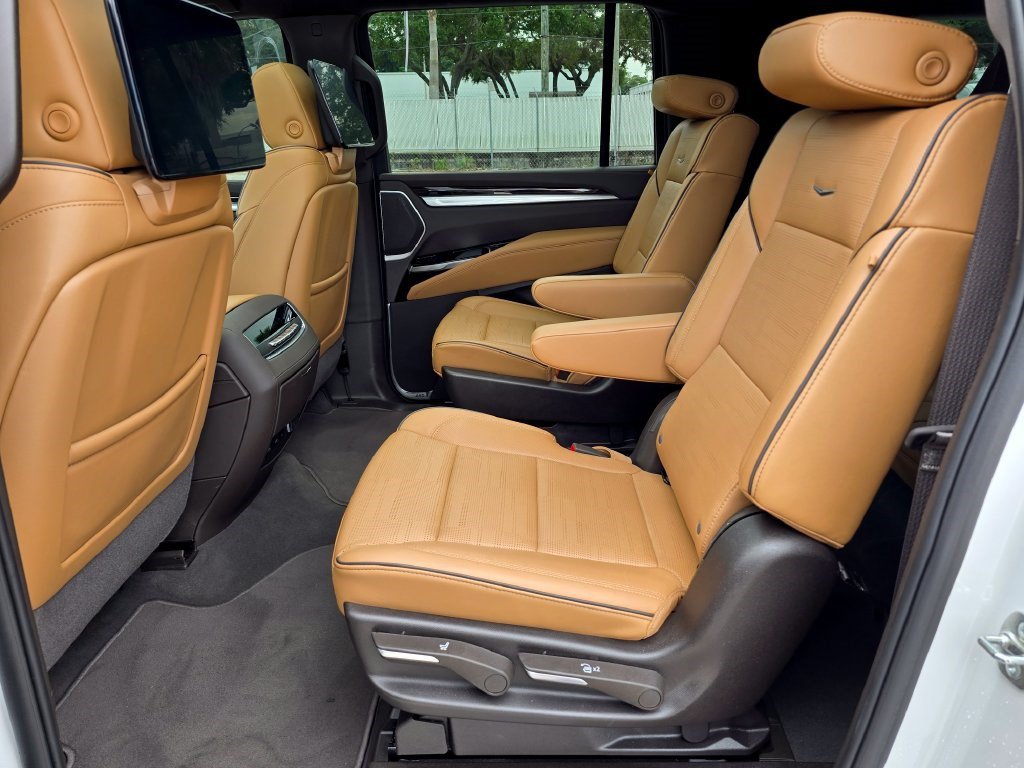 Used 2025 Cadillac Escalade ESV Premium Luxury w/ LPO, Radiant Package AWD/4WD image 39