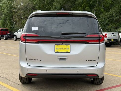 New 2026 Chrysler Pacifica Limited image 6