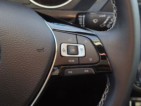 Used 2021 Volkswagen Tiguan SE w/ Panoramic Sunroof Package image 32