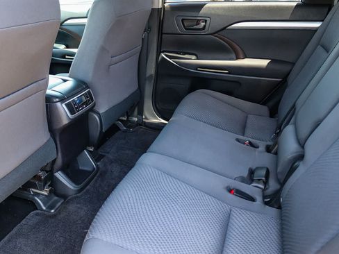 Used 2015 Toyota Highlander LE FWD image 18