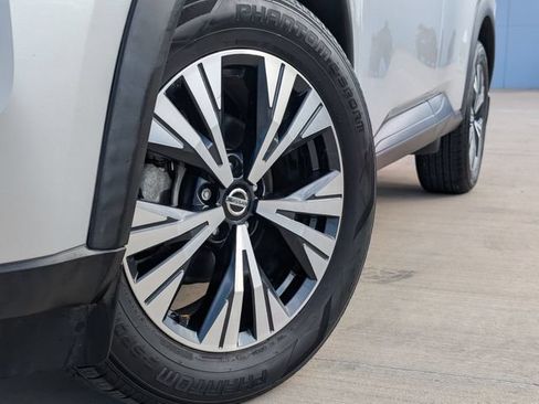 Used 2021 Nissan Rogue SV FWD image 2