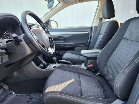 Used 2016 Mitsubishi Outlander SE AWD/4WD image 16