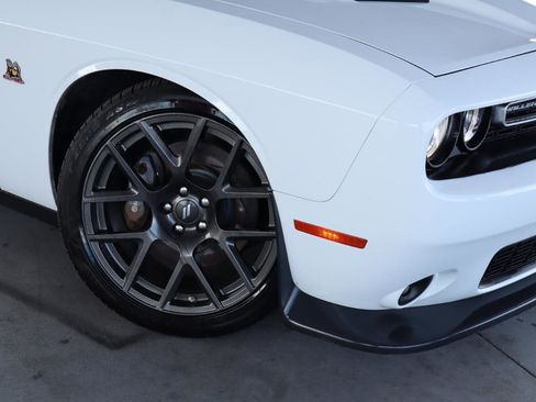 Used 2017 Dodge Challenger R/T Scat Pack w/ Leather Interior Group RWD image 4