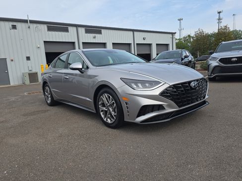 Used 2021 Hyundai Sonata SEL FWD image 2