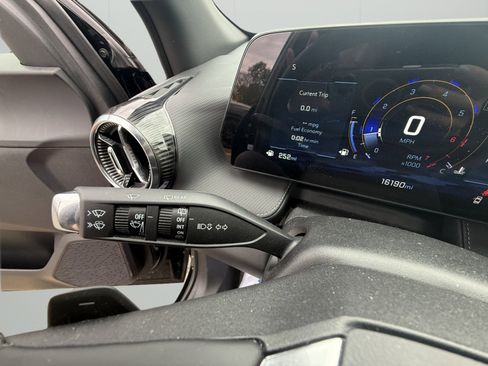 Used 2025 Chevrolet Equinox LT FWD image 17