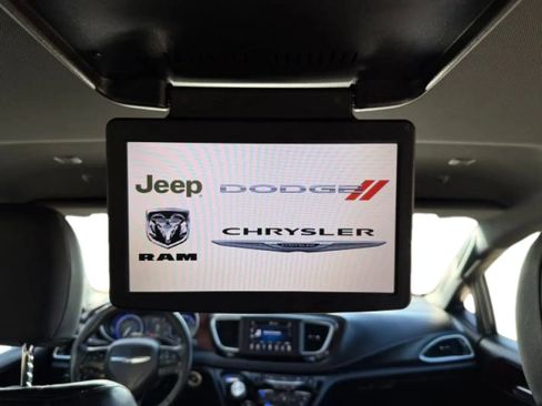 Used 2020 Chrysler Pacifica Touring-L FWD image 27