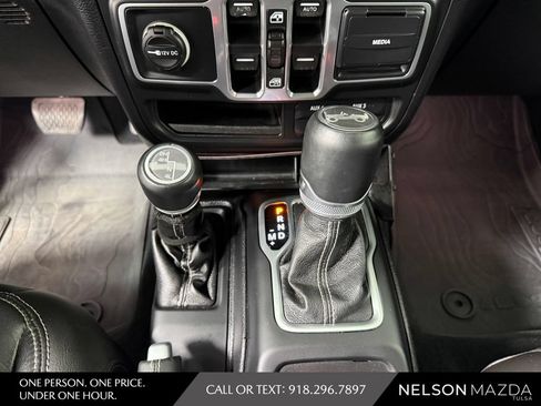 Used 2018 Jeep Wrangler Unlimited Sahara AWD/4WD image 32
