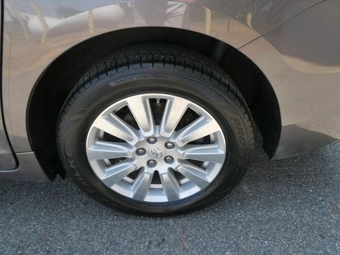 Used 2017 Toyota Sienna LE AWD/4WD image 36