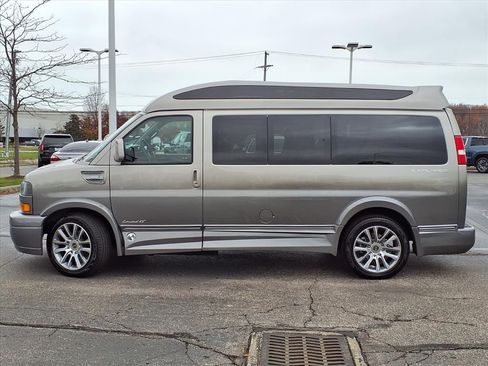 Used 2020 GMC Savana 2500 w/ Enhanced Convenience Package image 2