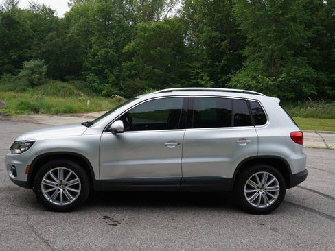 Used 2016 Volkswagen Tiguan SE FWD image 2