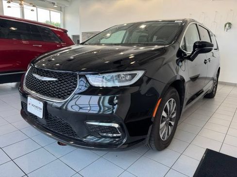 Used 2024 Chrysler Pacifica Limited FWD image 35